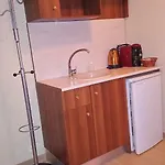 Alpina Suites בית הארחה