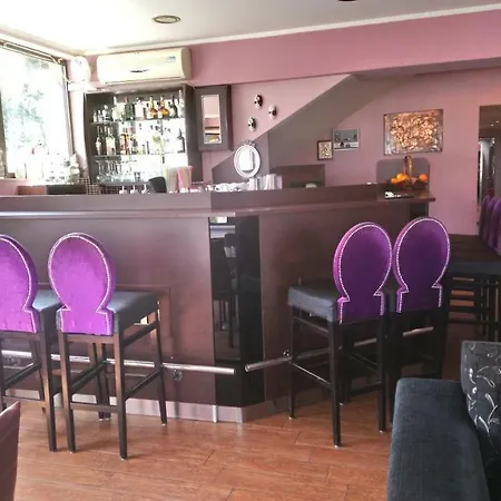 בית הארחה Alpina Suites