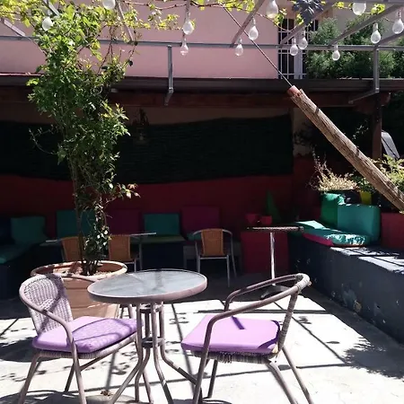 Alpina Suites Konukevi *